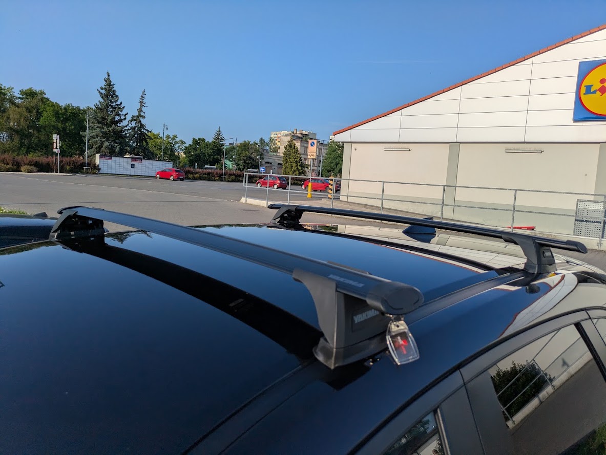 Czarne belki Yakima ThruBar na dachu Mazdy CX-5 bez relingów